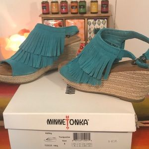 Minnetonka Ashley Turquoise Size 8